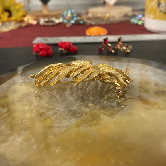 Vintage Lisner golden brooch Guc 2" x 2.25" - Picture 3 of 10